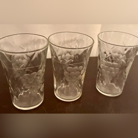 3 Vintage, mid century, grape engraved shot glasses. - Picture 6 of 9